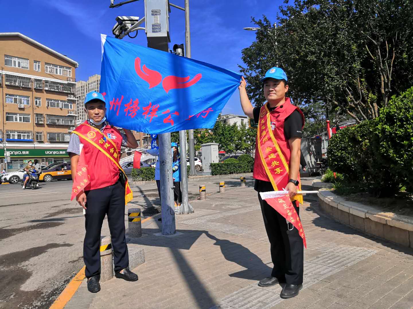 <strong>两个鸡巴操一个女人</strong>